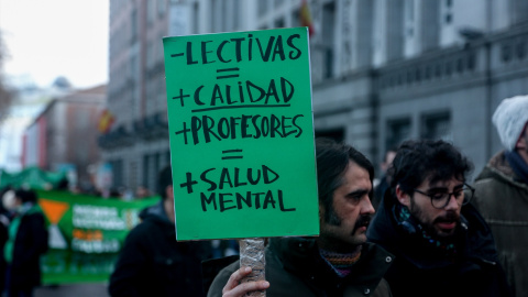 09/04/2024 Dos personas sostienen un cartel durante una manifestación por una educación pública y de calidad, a 27 de febrero de 2024, en Madrid.