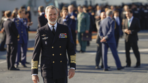 El rey Felipe VI visita el portaaeronaves Juan Carlos I, este domingo durante su visita a Tallin (Estonia).