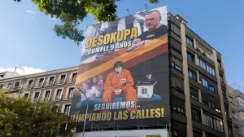 Los ultras de Desokupa colocan una lona en Madrid contra Puigdemont y Podemos: "Seguiremos limpiando las calles"