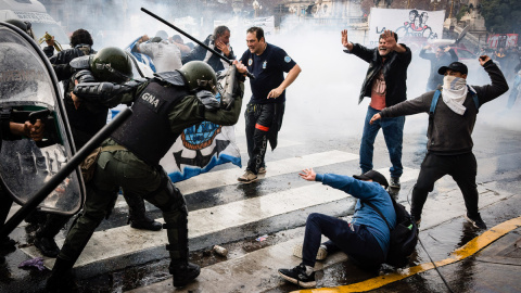 Enfrentamientos entre Policía y manifestantes en Buenos Aires durante el debate en el Senado de la Ley de Bases de Javier Milei.