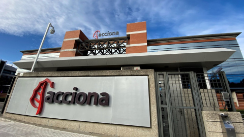 Puerta principal del edificio de la sede de Acciona en Madrid. E.P./Eduardo Parra