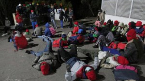 Cientos de migrantes subsaharianos duermen en las inmediaciones del CETI de Ceuta como señal de protesta