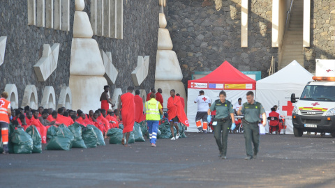 Foto de archivo de migrantes siendo asistidos por sanitarios tras llegar a la isla de El Hierro en patera, a 17 de octubre de 2023.