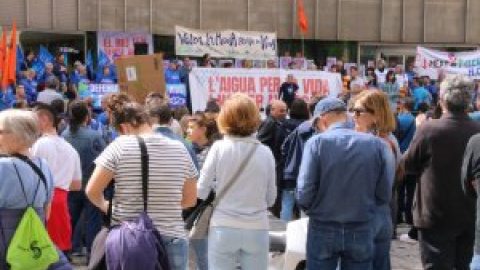 Unes 500 persones es mobilitzen a Girona per denunciar la sobreexplotació dels rius i aqüífers i la "mala gestió" de l'aigua