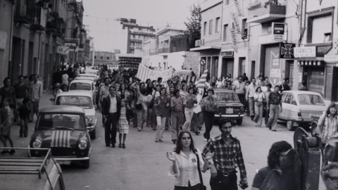 Manifestants caminant per Sant Boi de Llobregat durant la protesta convocada en motiu de la Diada.