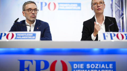 Alice Weidel (derecha), líder del grupo parlamentario AfD, participa en una rueda de prensa conjunta con Herbert Kickl, líder del FPOe.