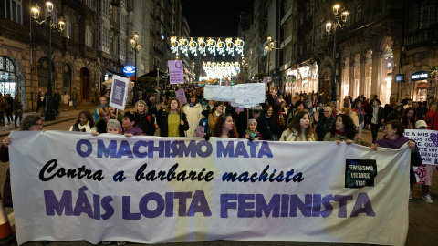 02/08/2024 Centenares de personas durante una marcha por la eliminación de la violencia contra las mujeres en Vigo, Galicia. Foto de archivo.