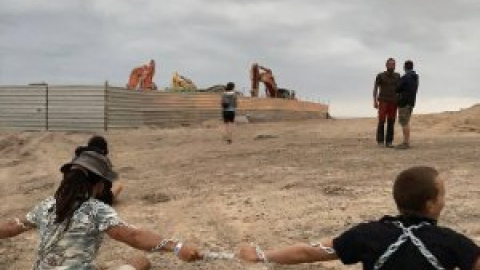 Encadenados para frenar un macroproyecto turístico en Tenerife: "Esto es por Canarias"