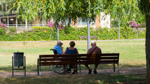 Foto de archivo de tres ancianos en el patio de una residencia, a 9 de agosto de 2023.