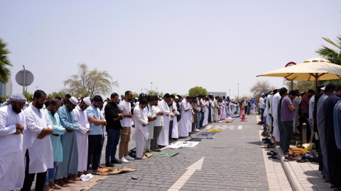 Personas rezando en el funeral del líder de Hamás, Ismail Haniyeh, a 2 de agosto de 2024, en Doha, Catar.