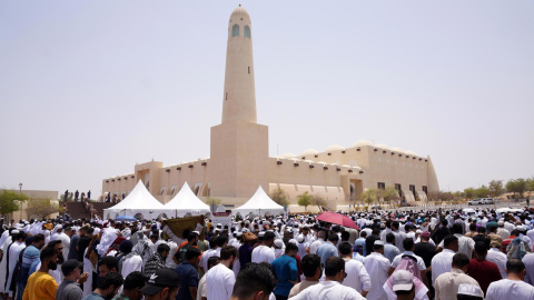 Miles de personas rinden homenaje al líder de Hamás, Ismail Haniyeh, tras ser asesinado por el Ejército Israel, a 2 de agosto de 2024, en Doha, Catar.