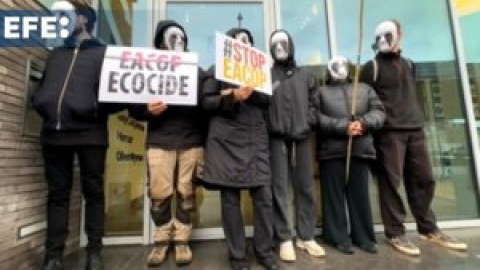 Activistas medioambientales protestan en Bruselas contra el oleoducto EACOP