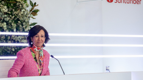 La presidenta del Banco Santander, Ana Botín, en la rueda de prensa para presentar los resultados de la entidad en 2021, en la Ciudad Financiera de Boadilla del Monte. E.P./Ricardo Rubio