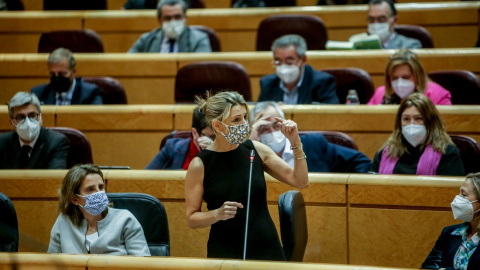 La vicepresidenta segunda del Gobierno y ministra de Trabajo y Economía Social, Yolanda Díaz, interviene en una sesión de control al Gobierno, en el Senado, a 1 de febrero de 2022, en Madrid.