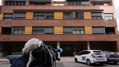 Un cámara de televisión graba el edificio en el que vivía la mujer de 31 años que falleció la noche del pasado miércoles tras precipitarse desde un tercer piso en Valladolid, a 22 de septiembre de 2023