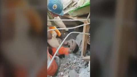 Tras ocho días se siguen rescatando vivas algunas de las víctimas del terremoto de Turquía