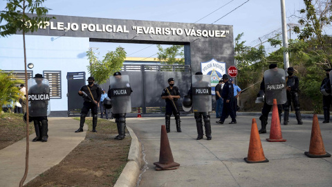 Imagen de archivo.  Varios agentes antidisturbios en las afueras de la Dirección de Auxilio Judicial Complejo Policial Evaristo Vásquez, en Managua.