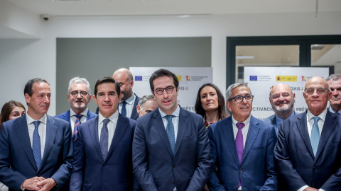 De izquierda a derecha, el consejero delegado de CaixaBank, Gonzalo Gortázar, el presidentre del BBVA, Carlos Torres, el ministro de Economía, Carlos Cuerpo, el presidente del ICA, José Carlos García de Quevedo, y el del Banco Sabadell, Josep Oliu, po