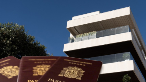 Fachada de una vivienda, a 8 de abril de 2024, en Barcelona, Catalunya (España) con fotos de varios pasarportes