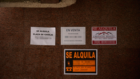 Carteles de venta y alquiler de viviendas y plazas de garaje en el barrio de Almagro, a 12 de marzo de 2023, en Madrid