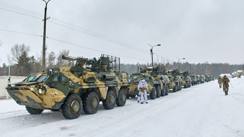 vehículos militares de las Fuerzas Armadas de Ucrania se prepara para participar en un simulacro cerca de la aldea de Klugino-Bashkirivka, no lejos de la ciudad de Kharkiv, en el este de Ucrania, el 31 de enero de 2022 en medio de una escalada en la fron