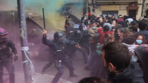 Carga policial junto al Bloc Llavors en Barcelona.