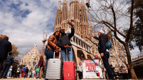 Una pareja de turistas se hace un selfi junto al templo de la Sagrada Familia , en Barcelona. REUTERS/Nacho Doce