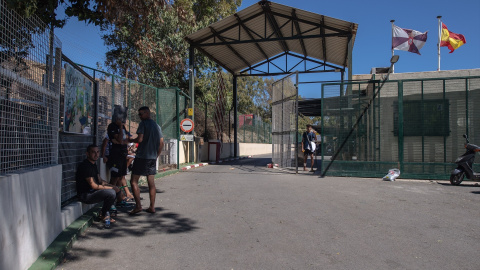 02/08/2024 Varias personas en la entrada del Centro de Estancia Temporal de Inmigrantes, a 2 de agosto de 2024, en Ceuta.