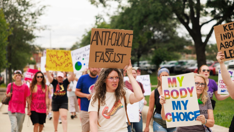 Imagen de archivo de una manifestación en contra de las restricciones al aborto implantadas en 2022, en Indiana.