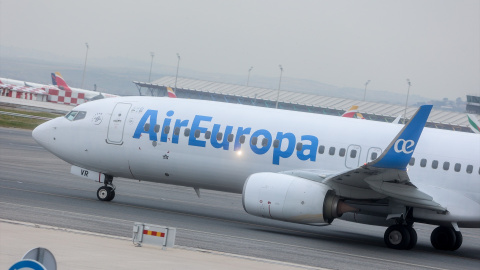 Foto de archivo de un avión de la aerolínea AirEuropa en el aeropuerto Adolfo Suárez Madrid-Barajas, a 2 de enero de 2024, en Madrid.