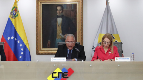 El presidente del Consejo Nacional Electoral (CNE) de Venezuela, Elvis Amoroso, con la rectora electoral, Rosalba Gil, presentan a la prensa los resultados de las elecciones presidenciales, en Caracas. EFE/ Ronald Peña R.