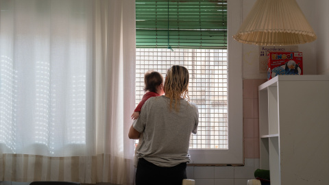 24/06/2024 Una mujer con su hija, en la cárcel a 16 de noviembre de 2023, en Barcelona (Catalunya).