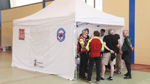 Familiares de los espeleólogos hablan con la Guardia Civil, en el Pabellón de La Gándara de Soba, a 24 de junio de 2024