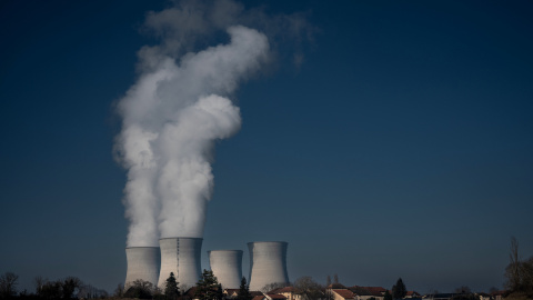 Una fotografía muestra el humo que sale de la planta de energía nuclear de Bugey el 25 de enero de 2022 en Saint-Vulbas, Francia.