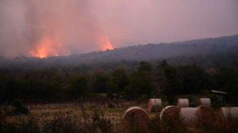 El sur de Europa continúa luchando, en plena ola de calor, contra el fuego incontrolado