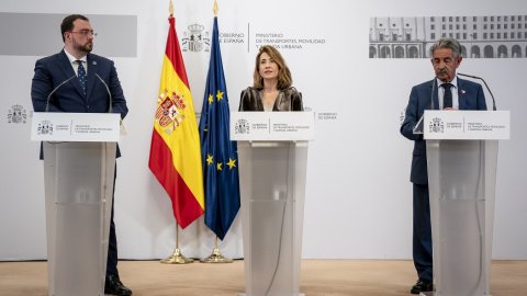 La ministra de Transportes, Movilidad y Agenda Urbana, Raquel Sánchez (c), entre el presidente del Principado de Asturias, Adrián Barbón (i), y el  de Cantabria, Miguel Ángel Revilla (d), tras una reunión en la sede del Ministerio. E.P./A. Pérez Mec