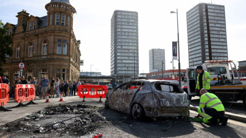 3 de julio de 2024. Un vehículo calcinado tras las protestas de extrema derecha en Sunderland, a 3 de julio de 2024.