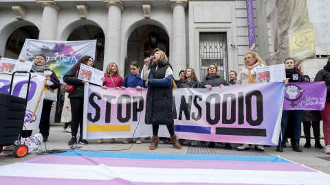 Mar Cambrollé, interviene durante una concentración a favor de los derechos trans. Imagen de archivo.