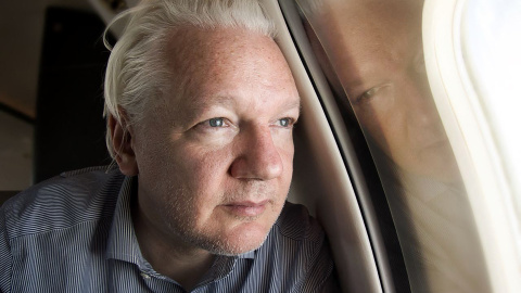 El fundador de Wikileaks, Julian Assange, en una imagen publicada por Wikileaks en X mientras su avión se aproxima al aeropuerto de Bangkok para hacer escala con el mensaje "Acercándonos a la libertad".