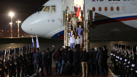 El presidente ruso, Vladimir Putin recibe a los prisioneros liberados tras el intercambio en el Aeropuerto Internacional de Vnukovo en Moscú.