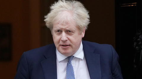 02/02/2022-El primer ministro del Reino Unido, Boris Johnson, frente al número 10 de Downing Street, Londres.