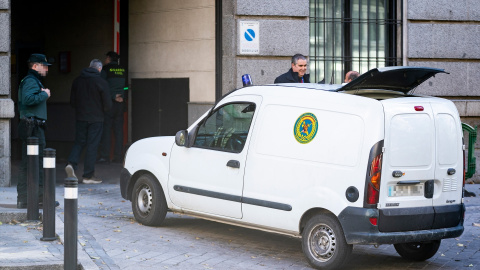 22/03/2024 Una furgoneta a su entrada por la parte de atrás del Ministerio de Defensa, a 1 de diciembre de 2022, en Madrid (España).