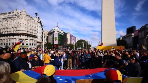 3 de agosto de 2024. Cientos de manifestantes alrededor del Obelisco de Buenos Aires, en contra de los resultados electorales en Venezuela, a 3 de agosto de 2024.