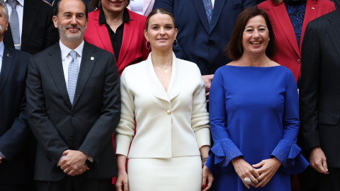 (I-D) El presidente del Parlament, Gabriel Le-Senne, la presidenta del Govern, Marga Prohens, y la presidenta del Congreso, Francina Armengol, durante la foto familia de la Conferencia de Presidentes de Parlamento de la Unión Europea, a 22 de abril de 20