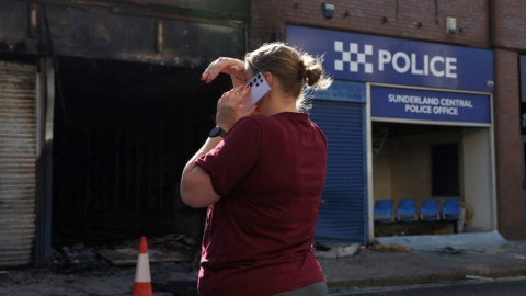 3 de agosto de 2024. Una mujer llamando a la oficina de Policía después de las protestas en Sunderland, el 3 de agosto de 2024.