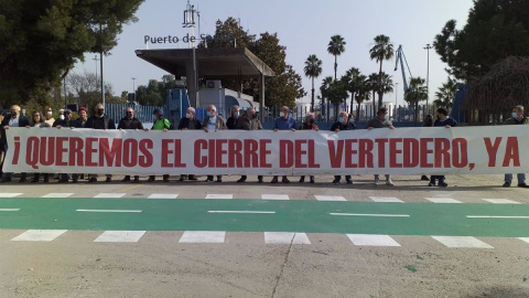 Concentración en el puerto de Sevilla contra el vertedero de Nerva.