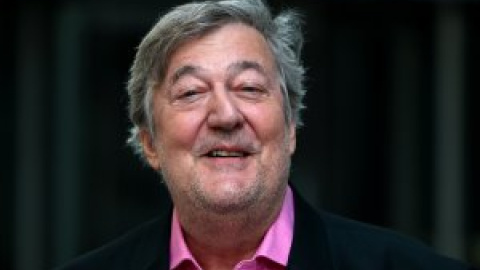 El actor Stephen Fry denuncia el robo de su voz mediante inteligencia artificial para narrar un documental