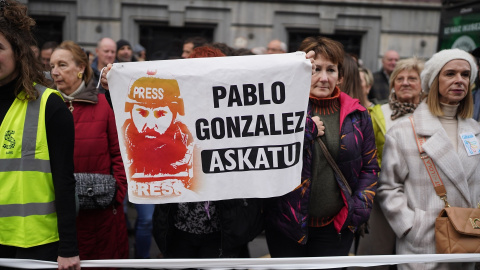 Varias personas sujetan un cartel con la cara del periodista Pablo González durante una manifestación por la convivencia, a 13 de enero de 2024, en Bilbao, Vizcaya, Euskadi.