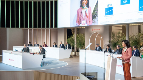 La presidenta del Banco Santander, Ana Botin, interviene durante la junta de accionistas de la entidad, en su sede corporativa en la localidad madrileña de Boadilla.