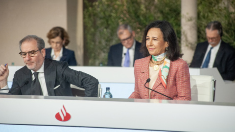 La presidenta del Banco Santander, Ana Botin (d.), y el consejero delegado, Héctor Grisi (i.), durante la junta de accionistas de la entidad, en su sede corporativa en la localidad madrileña de Boadilla.